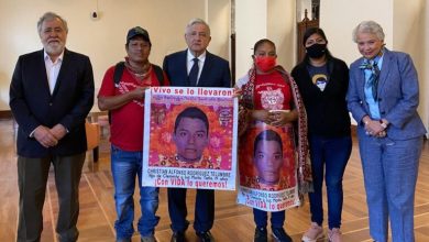 Photo of López Obrador se reúne con familiares de estudiantes de Ayotzinapa en Palacio Nacional