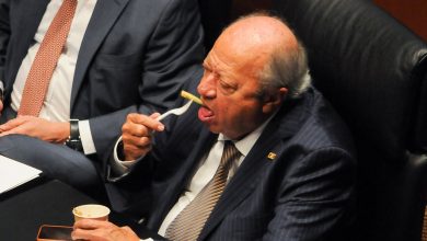 Photo of PEMEX despide a funcionario por reunirse con Romero Deschamps