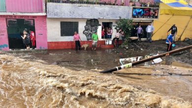 Photo of YA SE DISTRIBUYEN APOYOS A DAMNIFICADOS POR LLUVIA: AMLO