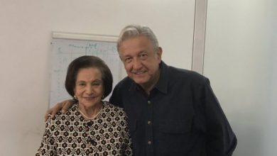 Photo of AMLO felicita a Ifigenia Martínez por Medalla Belisario Domínguez