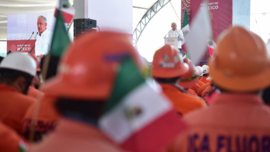 Photo of AMLO CONMEMORA EL 1RO DE MAYO RODEADO DE MILES DE TRABAJADORES.