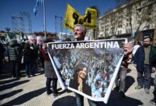 Photo of Miles de personas se concentran en la Plaza de Mayo en apoyo a Cristina Fernández