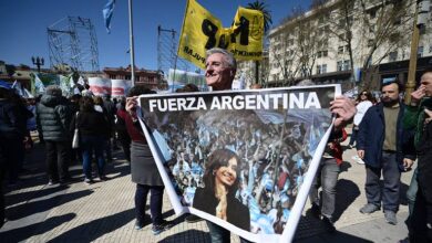 Photo of Miles de personas se concentran en la Plaza de Mayo en apoyo a Cristina Fernández
