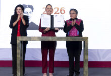 Photo of Presidenta Claudia Sheinbaum firma decreto para fortalecer la transparencia en el Gobierno de México.